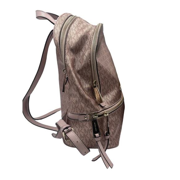 Michael‎ Kors Rose Gold Pink
Trim Metallic Signature
Monogram Rhea Zip backpack - Picture 3 of 16